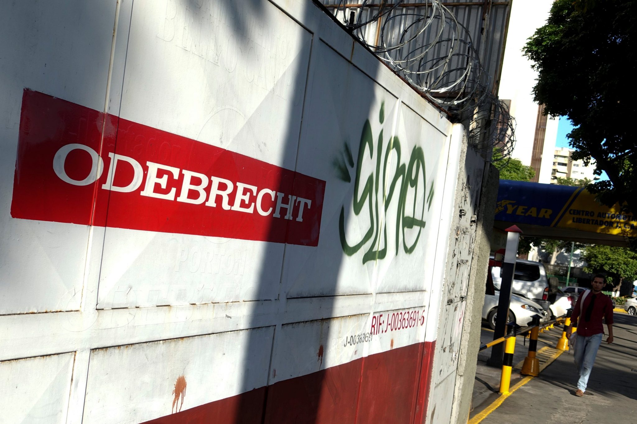 A man walks past the corporate logo of Odebrecht in a construction site in Caracas, Venezuela January 26, 2017. REUTERS/Carlos Garcia Rawlins