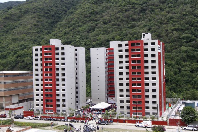 Maduro aprueba $556 millones con la promesa de 500.000 viviendas para 2022