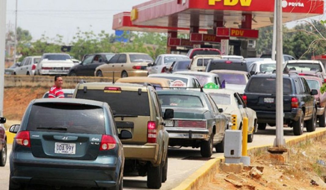 Continúan las colas en Venezuela para obtener gasolina - Descifrado