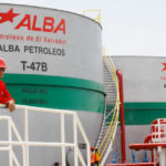 Imagen de archivo de un trabajador salvadoreño frente a una instalación de almacenamiento de combustible en Acajutla