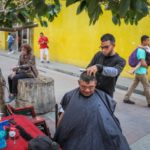 Las barberías de Caracas no cierran, se mudan a las aceras