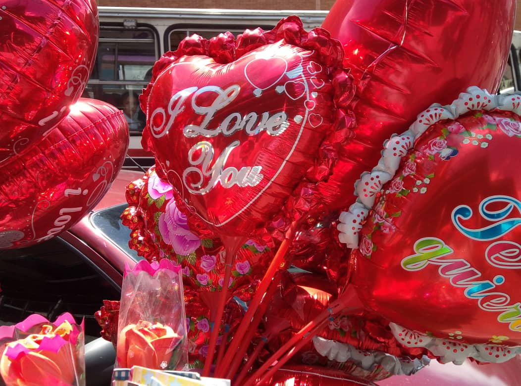 Rematan en Caracas regalos para festejar el Día de los Enamorados