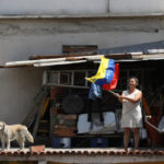 Foto de archivo ilustrativa de una mujer ondeando una bandera venezolana en una procesión religiosa en Caracas en medio del brote de coronavirus