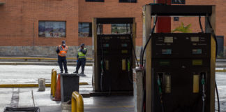 militares en estación de gasolina