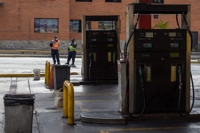 militares en estación de gasolina