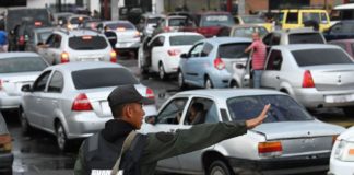 militar en cola por gasolina