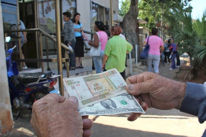 Cuba promueve el uso del dólar en un intento por rescatar su economía