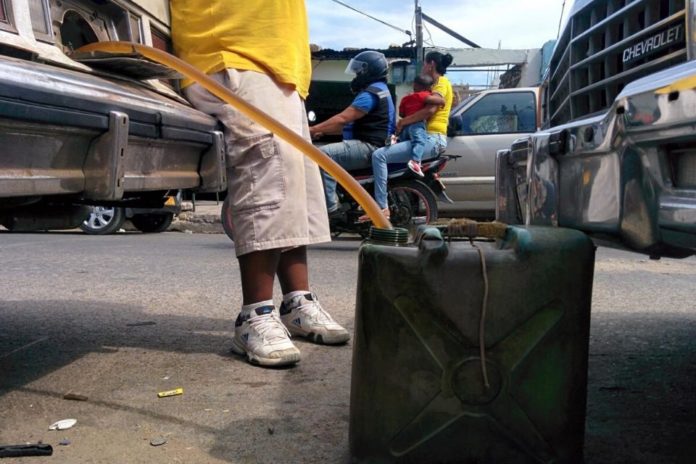 Comerciantes en Táchira trabajan con gasolina de Colombia, detalló la diputada Karim Vera