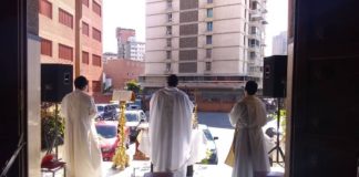 Iglesia venezolana imparte auto-misas durante la cuarentena