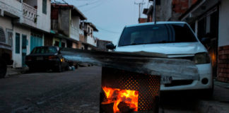 Fotografía de archivo fechada el 30 de marzo del 2020 donde se observa un fogón prendido con leña para poder cocinar, en San Cristóbal (Venezuela). “No son sanciones para el Gobierno, son sanciones para el Estado venezolano. Aquí están sancionando a todo el mundo, nos afecta a todos”. José Colmenares lo tiene claro. Las multas impuestas por Estados Unidos, la Unión Europea y otros países a Venezuela afectan a todos, especialmente al pueblo, el último eslabón de una cadena rota desde hace tiempo. EFE/JOHNNY PARRA