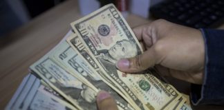 Analista financiero estima que “cada día son menos venezolanos los que mueven bolívares en Venezuela”