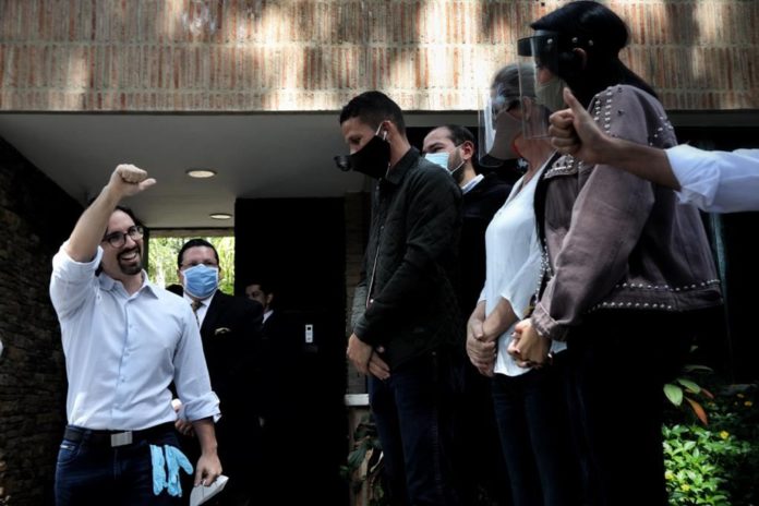 La Patilla: Freddy Guevara abandona la sede de la Embajada de Chile
