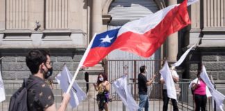 Legales pero sin documentos, el limbo de miles de migrantes en Chile