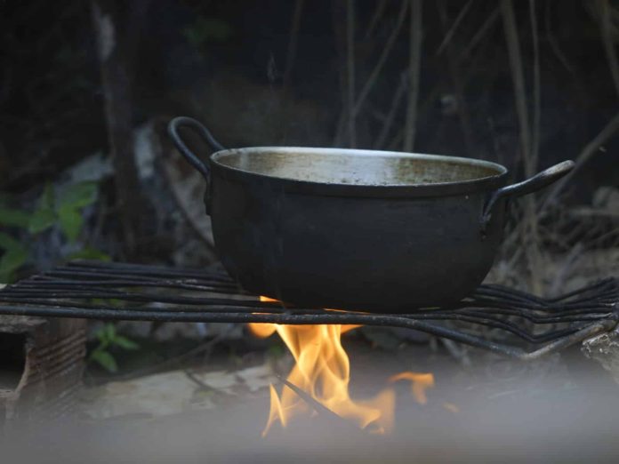 Escasez de gas tiene a familias venezolanas entre cocinas eléctricas y leña