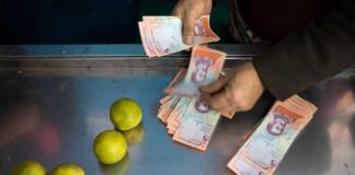 Economista expone dos razones que convirtieron al bolívar en "una moneda repudida"