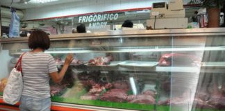 Productores trabajan para garantizar la venta de pernil en vísperas de navidad