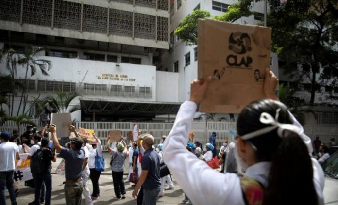 Reuters: Empleados públicos abandonan sus oficinas por bajos salarios