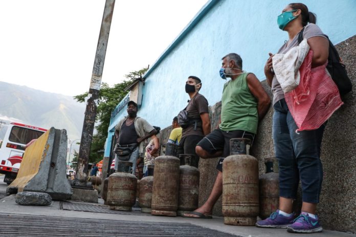 En dólares y bolívares, esto pagan los venezolanos por una bombona de gas, según el OVF