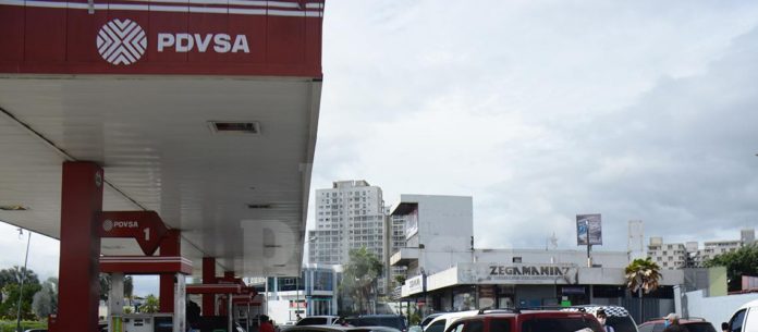 Escasez de gasolina y crisis económica ahogan al sector turismo en Venezuela