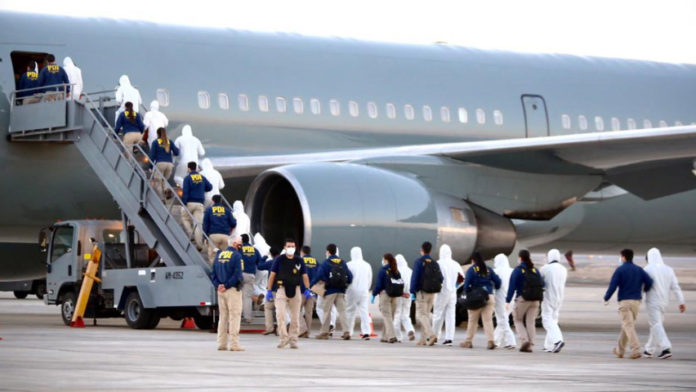 Chile deportó al primer grupo de migrantes venezolanos