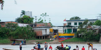 Continúa flujo de venezolanos a Colombia por combates en zona fronteriza, según Cuerpo de Bomberos de Arauquita