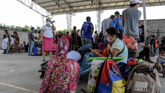 El Covid-19 se ensaña con los venezolanos desplazados por los combates en Apure (Video)