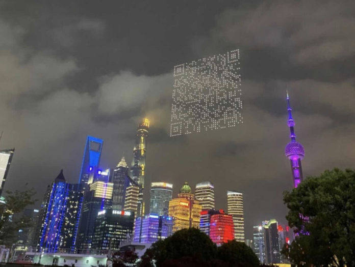 En China, 1.500 drones crean código QR gigantesco para que los espectadores se descarguen un videojuego