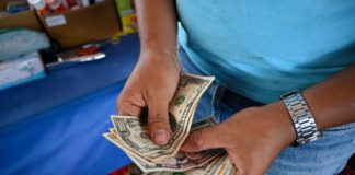 Jorge Arreaza asegura que uso del dólar en Venezuela “será pasajero”