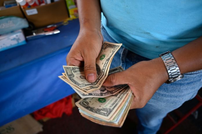 Jorge Arreaza asegura que uso del dólar en Venezuela “será pasajero”