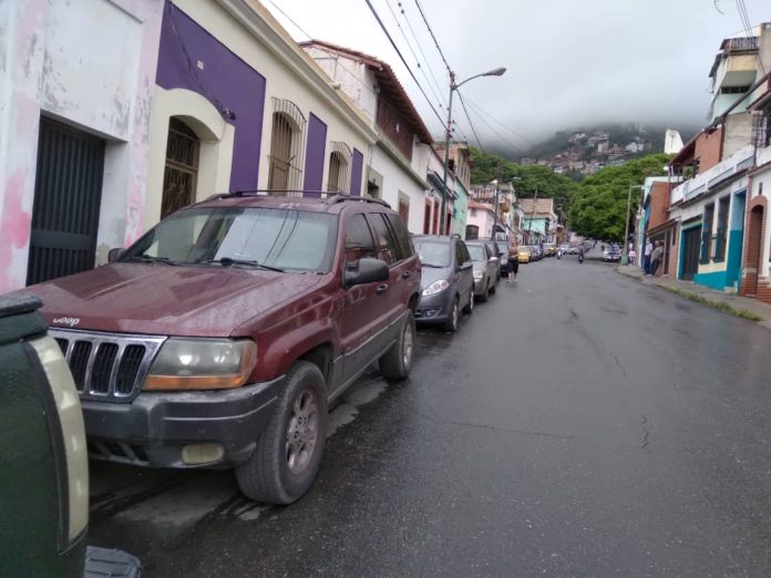 Vuelven las colas para cargar combustible en Caracas