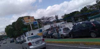 Persisten las colas para cargar gasolina a precio subsidiado en Caracas