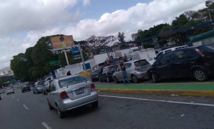 Persisten las colas para cargar gasolina a precio subsidiado en Caracas