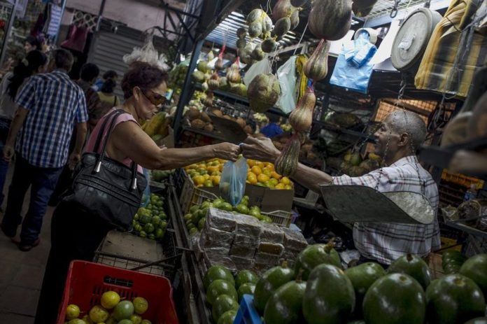 Venezolanos compran lo necesario y sobreviven del día a día