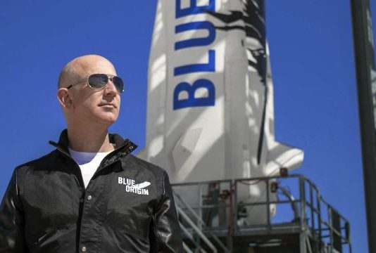 Jeff Bezos, el hombre más rico del mundo, viaja al espacio a bordo de su nave de Blue Origin