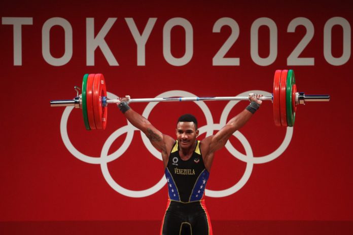 El venezolano Julio Mayora ganó medalla de plata en Halterofilia