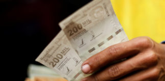 Venezolanos buscan “salir rápido del efectivo” ante anunciada reconversión