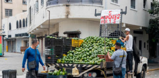 Venezuela consolida otro año de caída para su economía pero podría mejorar en 2022