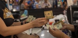 La reconversión monetaria "haría más fácil al venezolano" las transacciones en dólares, apuntó Bárcenas