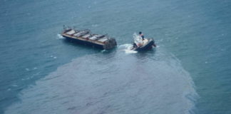 Un buque se parte en dos en las costas de Japón y provoca una fuga de petróleo