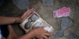 Niños juegan ajiley con billetes venezolanos: “si vos ponéis cien, te ganáis cien”