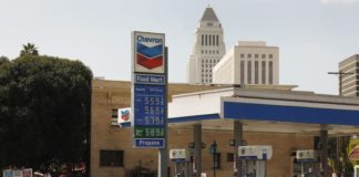 Los precios de la gasolina en Los Ángeles, California, rozan los $6,25 por galón