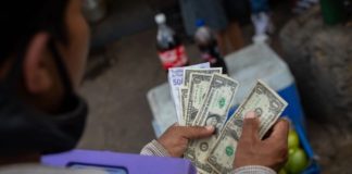 ¿Qué impacto tiene el nuevo impuesto al dólar en Venezuela?