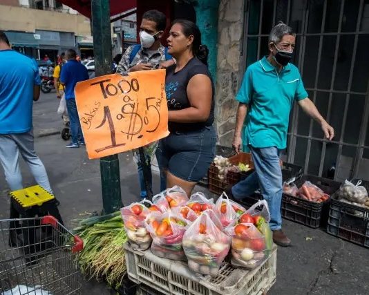 El 85% de jóvenes venezolanos paró su carrera universitaria y ahora están en trabajos informales, según economista