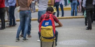 Jóvenes venezolanos se alejan de las aulas por la necesidad de ir a trabajar