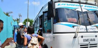 Alza del dólar se come ingresos de transportistas en Venezuela: ni el mantenimiento pueden cubrir