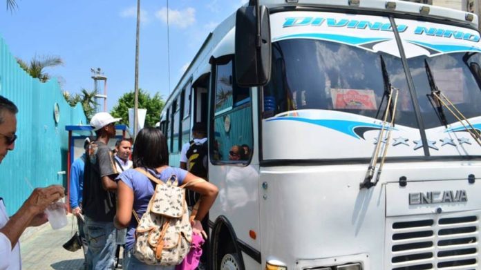 Alza del dólar se come ingresos de transportistas en Venezuela: ni el mantenimiento pueden cubrir